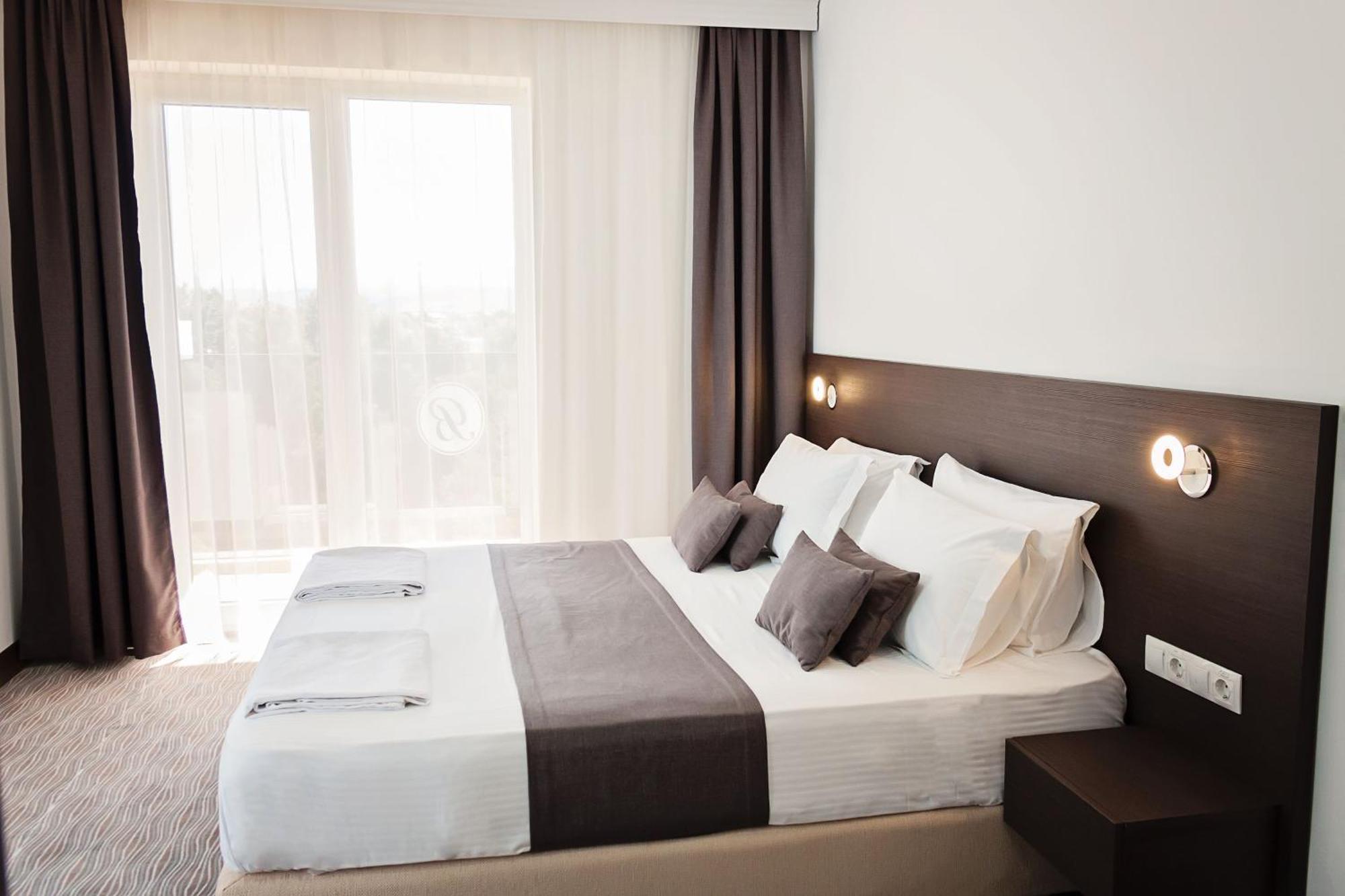 Bosphorus Hotel อเล็คซิแนค ภายนอก รูปภาพ