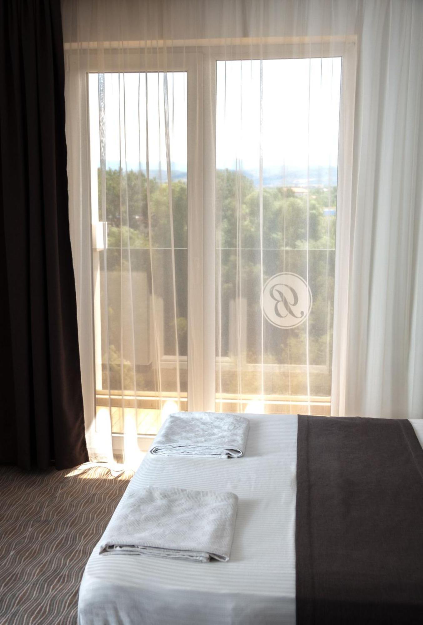 Bosphorus Hotel อเล็คซิแนค ภายนอก รูปภาพ